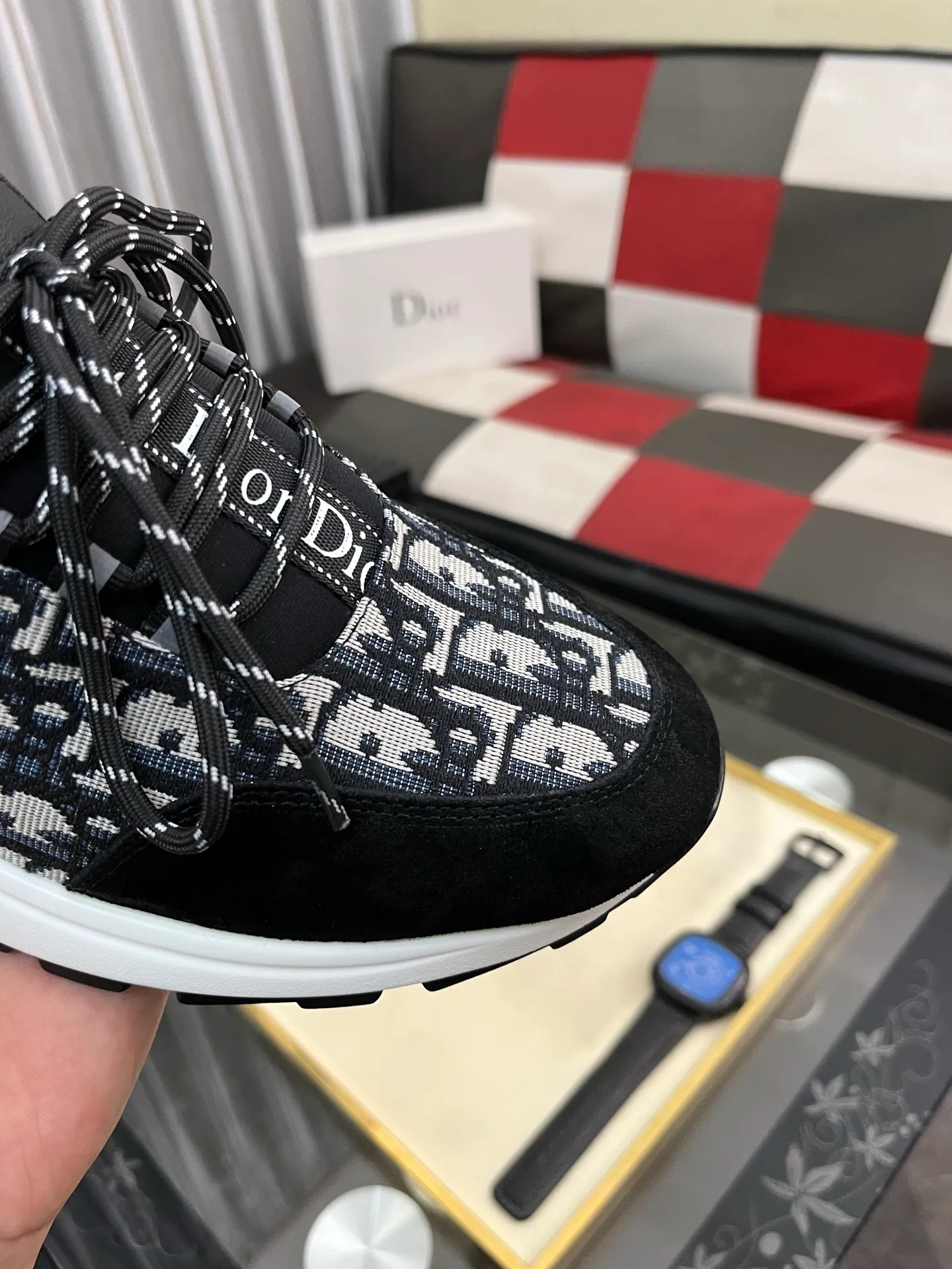 Men's Men's Shoes💰440⌚️⌚️ Dior's casual and sporty style combines the elements of dad's bag-soled shoes. It has successfully broken through the dad shoe style that has been on the streets in recent years and has become a beautiful landscape in luxury goods. The fabric is high mercerized with breathable mesh. The mesh on both sides of the shoe is made of three layers of composite technology. The bottom process uses package molding fabrics: imported high mercerized 🐂 cowhide stitching with original customized D-shaped mesh code number: 38-444️⃣ Colors available